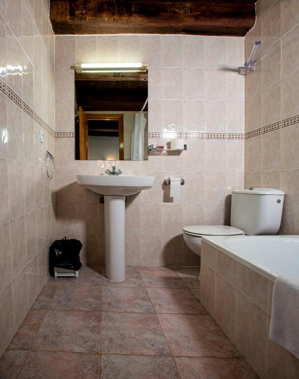 Hostal Etxeberri Eugi Bagian luar foto